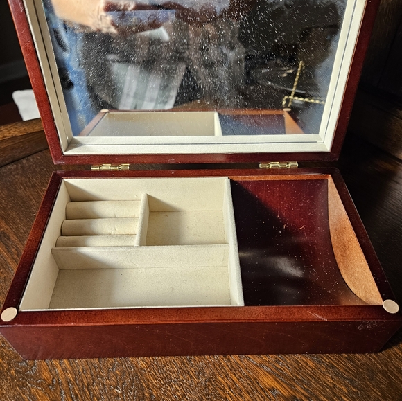 Floral Inlay Wooden Jewlery Box. - Picture 4 of 11